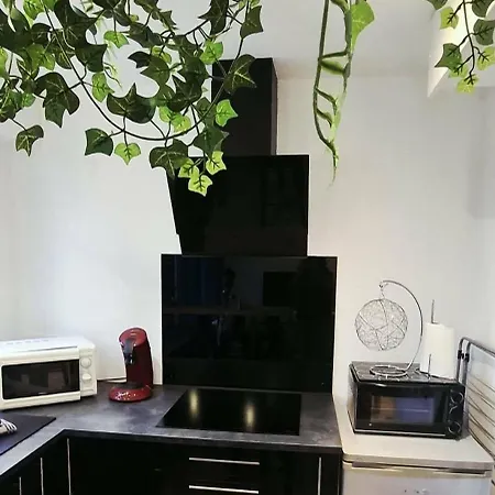 Cosy A 50m De La De アパート
