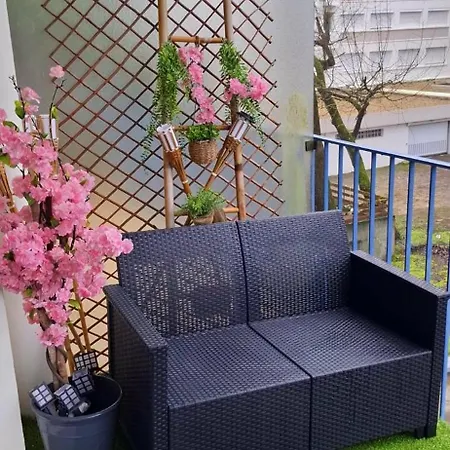 Cosy A 50m De La De アパート