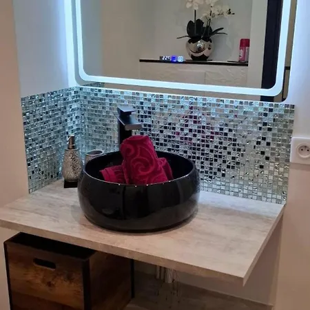 Cosy A 50m De La De *