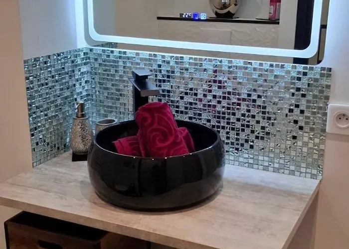 Cosy A 50m De La De *